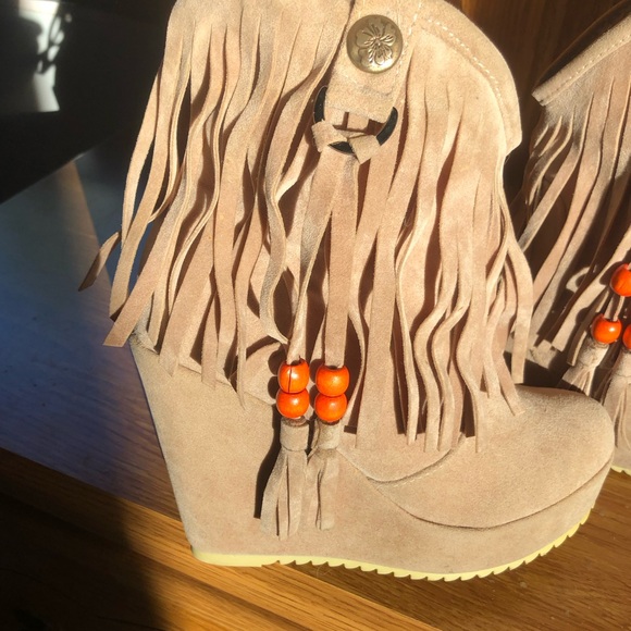 UNBRAND | Cute beige with cream faux Sherpa inside |9,5" high 4,5" heel | 5 - Picture 2 of 12